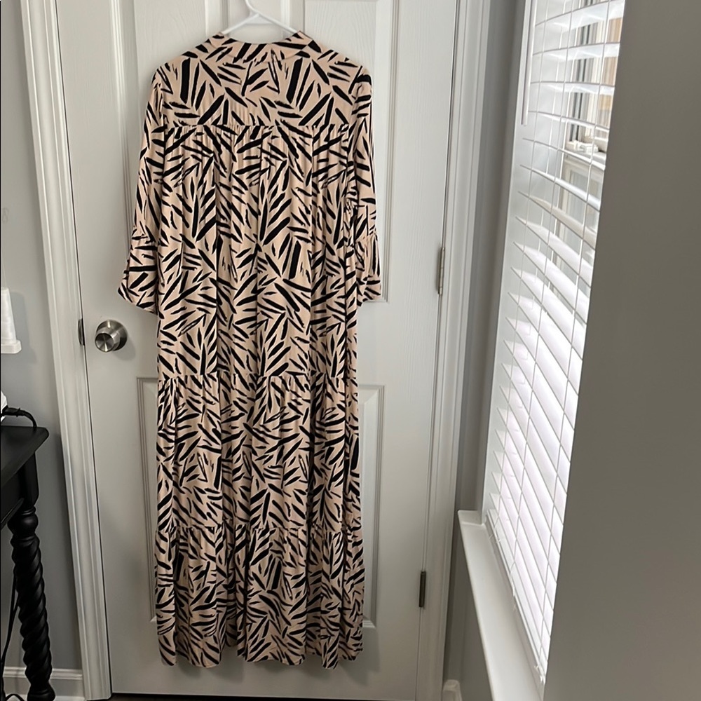 Junna Elegant And Pleasant Black and Cream Patterned Maxi Dress - Picture 3 of 7